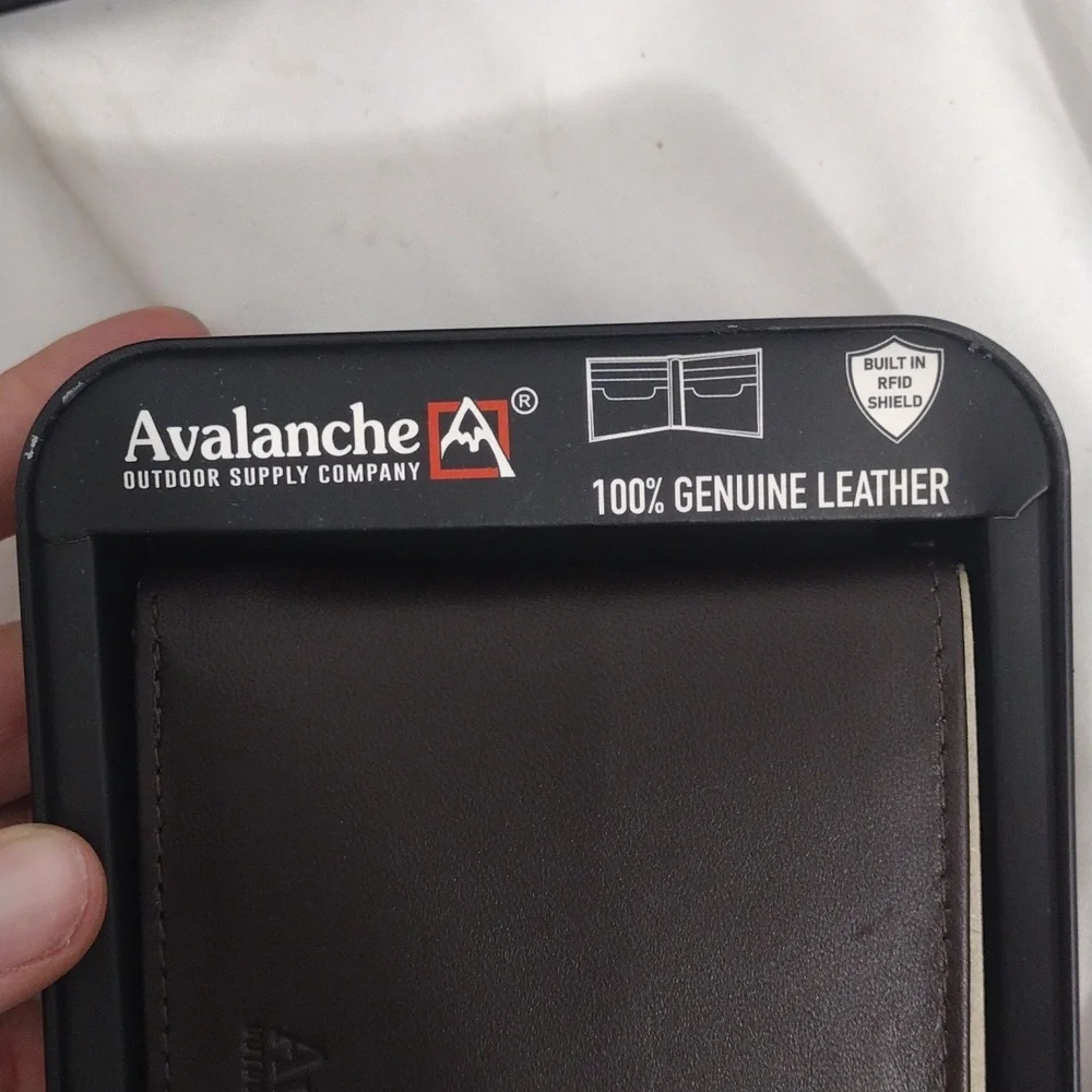 NIB Avalanche Dark Brown 100% Genuine Leather Wallet Built In RFD Shield